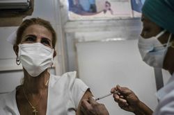 Cuba bắt đầu tiêm chủng đại trà vaccine 'cây nhà lá vườn'