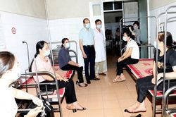 Tiêm phòng COVID-19 trong vùng có dịch 'Mình phải an toàn thì bệnh nhân mới an toàn'