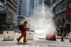 Malaysia lo ngại tình trạng người trẻ mắc COVID-19 diễn biến nặng