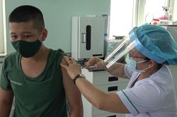 Hơn 1.000 chiến sĩ biên giới Tây Nam tiêm vaccine đợt 2