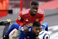 Hậu vệ Man Utd đeo thiết bị điện tử khi đấu Leicester