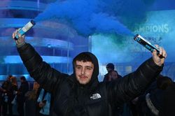 CĐV Man City ăn mừng chức vô địch Premier League