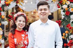 Nữ du học sinh yêu và cưới y sĩ chăm sóc mình ở khu cách ly