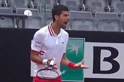 Djokovic nổi cáu với trọng tài vì phải chơi dưới mưa