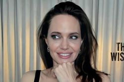 Angelina Jolie tiết lộ lý do sống độc thân nhiều năm