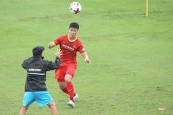 Duy Mạnh củng cố hàng phòng ngự tuyển Việt Nam