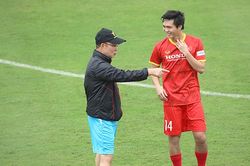 'Khó để tuyển Việt Nam thay đổi lối chơi'