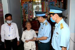 Nghĩa tình của những người lính 'canh trời'
