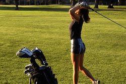 Nữ golf thủ nóng bỏng thích 'cởi đồ' nhất thế giới