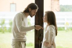 Chồng 'té ngửa' lý do vợ đòi sửa nhà