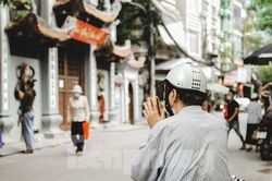 Đền chùa Hà Nội đóng cửa, người dân vái vọng từ xa trong ngày mùng 1