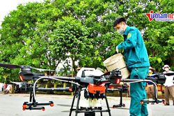 Bắc Ninh: Máy bay không người lái phun thuốc cho lúa vùng phong tỏa