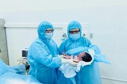 Bé trai chào đời trong khu cách ly