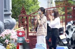 Người dân Hà Nội tụ tập cúng vái ngoài cổng đền, chùa ngày mồng Một