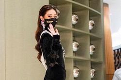 Nhan sắc Khánh Vân qua ảnh chụp vội của 'team qua đường' ở Miss Universe 2020 vẫn gợi cảm bất chấp