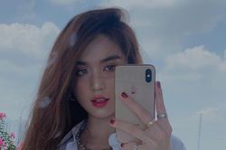 Đăng ảnh khoe vòng 1 căng đầy nóng bỏng, Ngọc Trinh bị soi bóp méo cả điện thoại