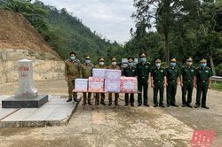 Tặng vật tư y tế phòng, chống dịch COVID-19 cho lực lượng vũ trang huyện Sầm Tớ