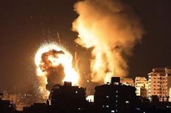 Rợn người khoảnh khắc chung cư 13 tầng đổ sập vì tên lửa Israel