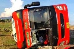 Lật xe khách giường nằm, 7 người bị thương