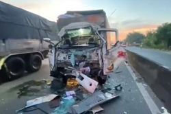 Xe tải tông đuôi xe đầu kéo đang dừng sau va chạm, 2 người thương vong