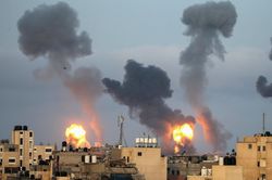 Israel và Hamas không kích lẫn nhau, tên lửa rực sáng dải Gaza
