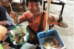 'Hú hồn' cách bày thức ăn của các hàng quán, vợt cá hay ky rác cũng không tha