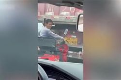 Xe ba bánh bị xe ben kéo đi 5km, người đi đường la hét giải cứu