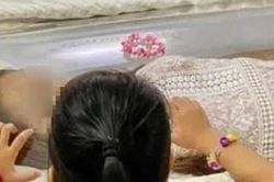 Dự đám tang bà ngoại trở về, bé gái đột ngột sốt cao, người mẹ lạnh gáy khi biết nguyên nhân đằng sau