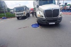 Chồng tử vong thương tâm dưới bánh xe container, vợ đớn đau vật vã bên đường