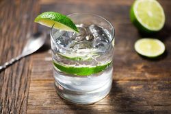 Rượu Gin được sản xuất như thế nào?