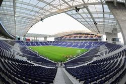 Dời địa điểm tổ chức trận chung kết Champions League