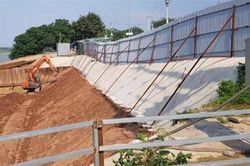 Thi công nhà máy nước sông Hồng: Gây nứt gãy nghiêm trọng đê