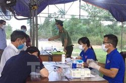 Hai vợ chồng tình nguyện trực chốt kiểm soát dịch COVID-19
