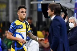 HLV Conte 'nắn gân' học trò ngay trên sân