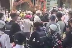 Làm rõ clip nhóm nam, nữ học sinh lao vào hỗn chiến trước cổng trường