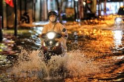 Chiều tối và đêm 13/5, các khu vực đều có mưa dông, gió giật mạnh