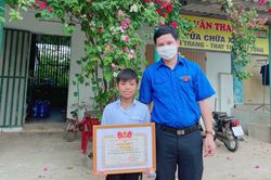 Cảm phục cậu bé 12 tuổi lao vào dòng nước sâu cứu người bị đuối nước