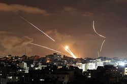 Chiến thuật 'mưa rocket' của Hamas thử sức 'Vòm Sắt' của Israel