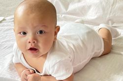 Đố bạn nhịn được cười với 1001 biểu cảm siêu cưng, siêu yêu của Leon nhà Hà Hồ