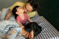 Hài hước cảnh Cường Đô La và Subeo đang ngủ say bị út cưng Suchin kéo áo, níu tóc đánh thức