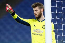 Man Utd chưa thể truất phế De Gea