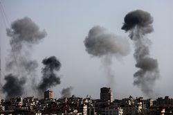 Dải Gaza chìm trong tang thương, nhiều người chết ngay giữa phố