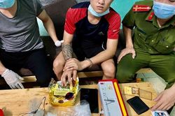 Kẻ buôn ma túy từ trong 'boong-ke' thả chó dữ cắn 2 cảnh sát bị thương