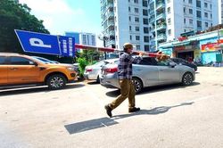 Ngang nhiên cắm biển, lập bốt trông xe không phép ở chung cư