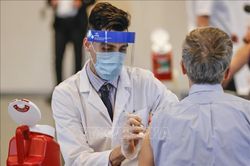 Mỹ nới lỏng hạn chế đối với người đã tiêm vaccine ngừa COVID-19