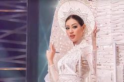 Khánh Vân trình diễn Áo dài 'Kén Em' trên sân khấu Miss Universe, fan 'xúc động muốn khóc'
