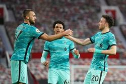 Kết quả Ngoại Hạng Anh: Đánh bại Man Utd, Liverpool bám sát Chelsea