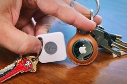 AirTag của Apple đối đầu với Tile