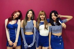 Thời trang biểu diễn sexy, chăm khoe eo thon của nhóm Black Pink