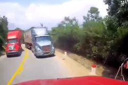 Container lấn làn đâm bung đầu xe ngược chiều đang xuống dốc tại khúc cua